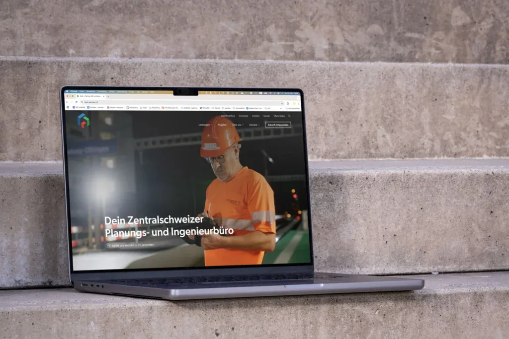 Laptop auf einer Steintreppe zeigt eine Website in der Desktop-Ansicht